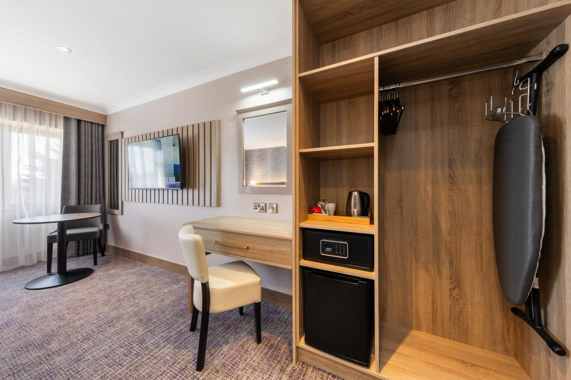 Rochestown Lodge Hotel Dun Laoghaire Exterior foto