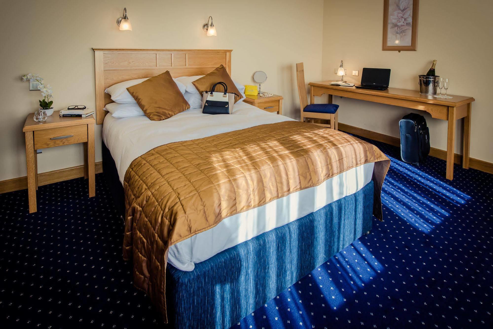Rochestown Lodge Hotel Dun Laoghaire Exterior foto
